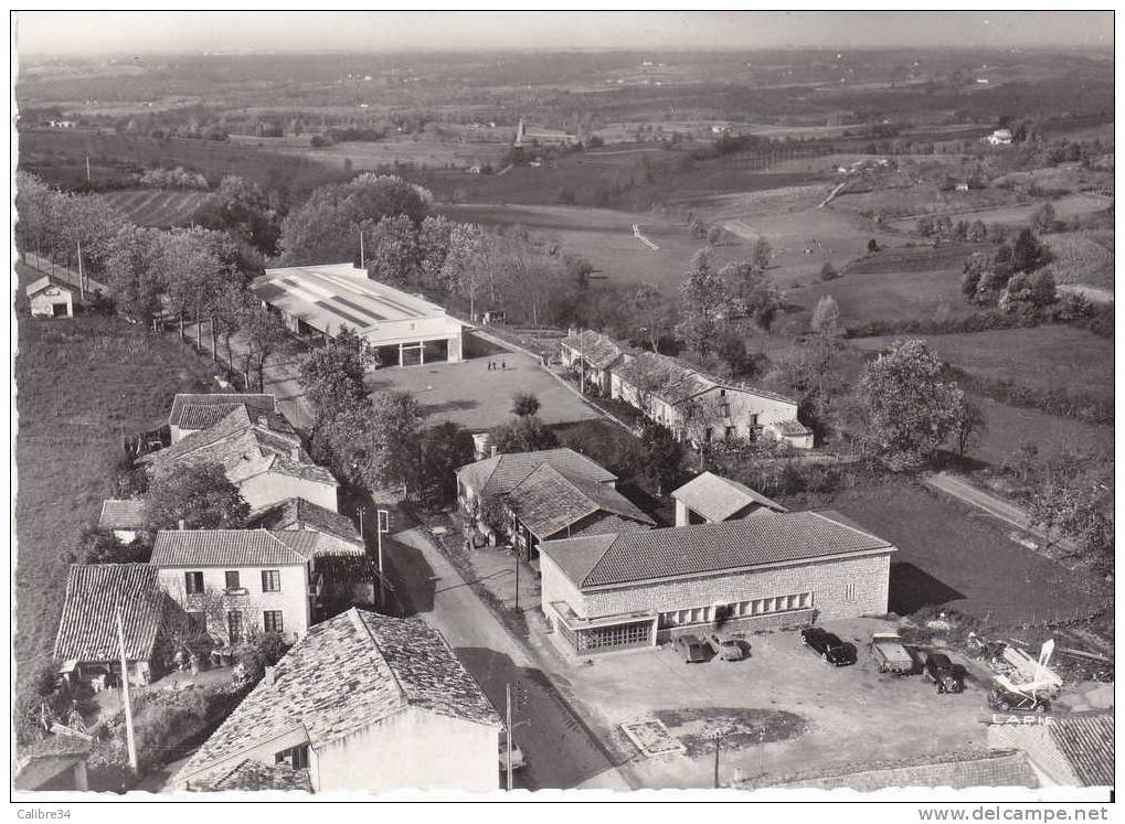 CPSM En Avion Au Dessus De MONTPEZAT De QUERCY Le Cinéma Et Le Marché - Montpezat De Quercy