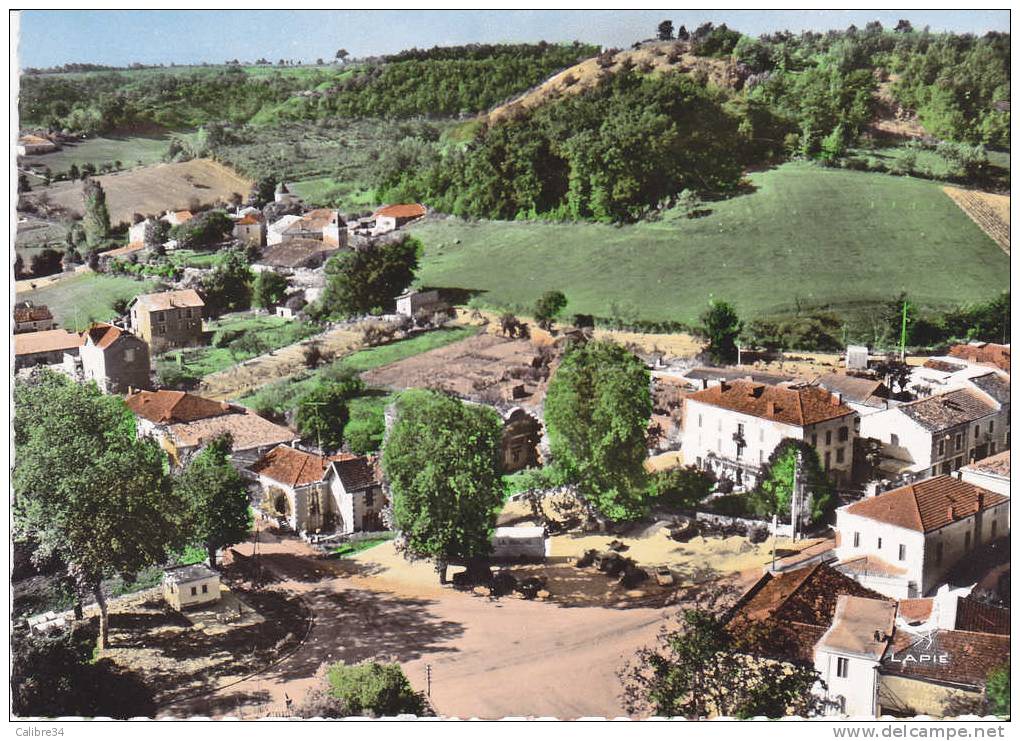 CPSM En Avion Au Dessus De MONTAIGU De QUERCY Carrefour Du Centre - Montaigu De Quercy