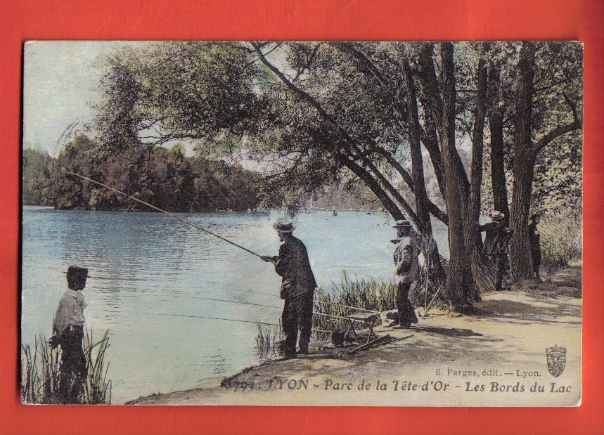 K174 Lyon Parc De La Tête D'Or, Bords Du Lac,pécheur,pêche à La Ligne,ANIME.1917 V.Martigny.Léger Pli Non Visible.Farges - Lyon 3