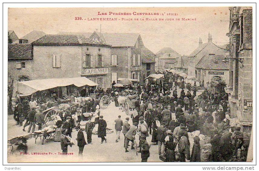 65 - Hautes Pyrénées /  LANNEMEZAN  --  Place De La Halle Un Jour De Marché - Lannemezan