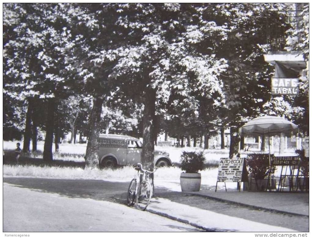 Le BLANC-MESNIL - Le Square Stalingrad - Café-Tabac - Camionnette Renault Juvaquatre - 6 Juin 1955 - Animée - TOP ! - Le Blanc-Mesnil
