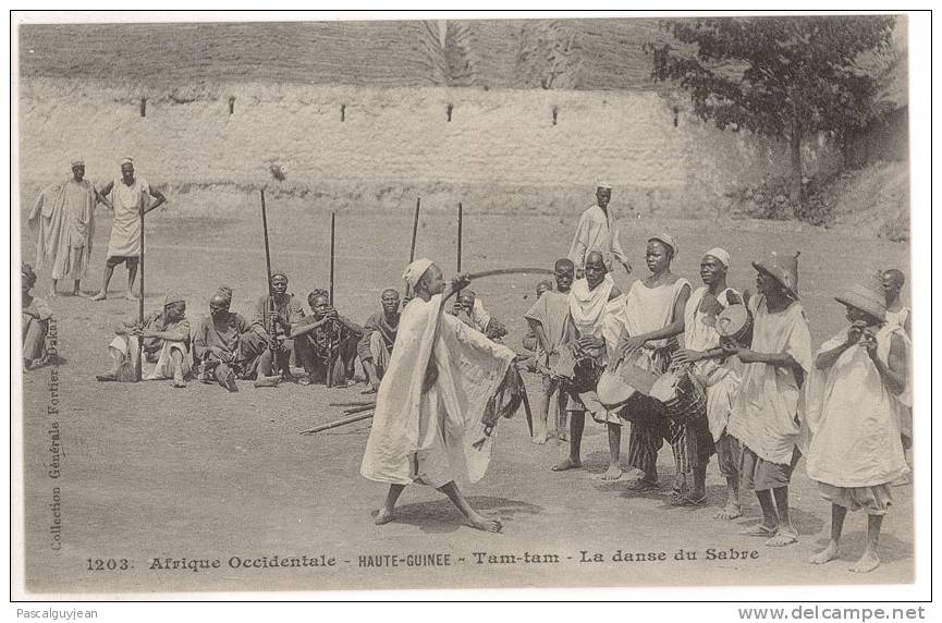 CPA GUINEE - TAM-TAM - LA DANSE DU SABRE - Guinée