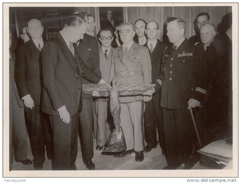 PHOTO PRESSE PRISONNIERS POLITIQUES AU CAMP DE BUCHENWALD - Guerre, Militaire