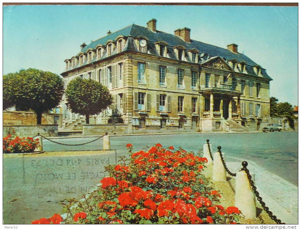 95 - VIARMES - La Place D´ Armes Et L´ Hôtel De Ville. - Viarmes