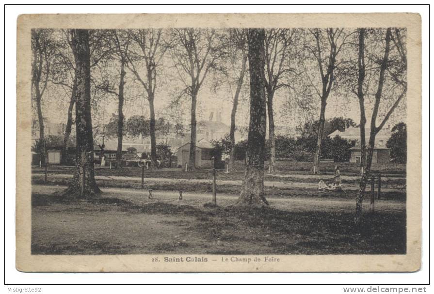 SAINT-CALAIS (Sarthe). Le Champ De Foire. Référence 28. Petite Animation. Noir Et Blanc. État, Voir Scan. - Saint Calais