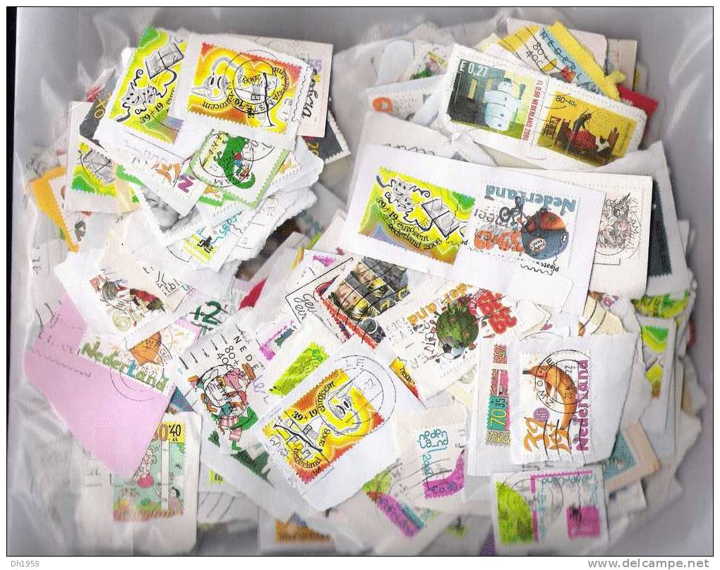 LOT PAYS BAS HOLLAND NIEDERLAND ENV. 500 TIMBRES SURTAXE SUR FRAGMENT - Collections