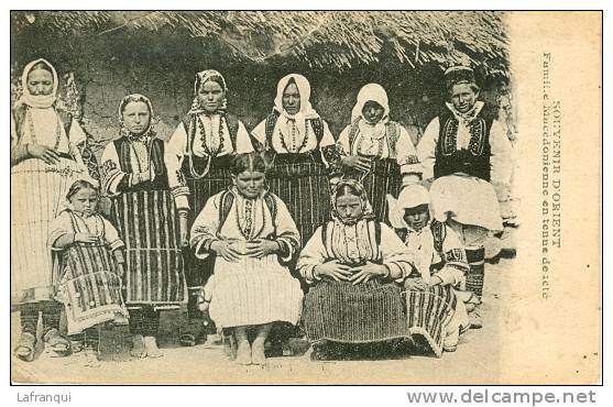PAYS DIVERS - Macedoine -ref 187- Souvenir D Orient -famille  Macedonienne En Tenue -carte Bon Etat - - North Macedonia