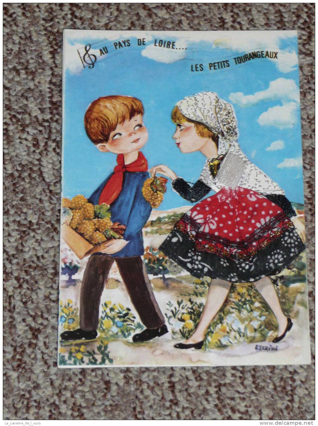 CPM, Carte Postale Avec Tissu, Costume De Loire Touraine Les Petits Tourangeaux - Embroidered