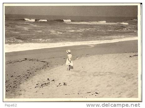 Portugal-fillette Sur La Plage-photo Edouard Boubat-1956-cpm - Autres & Non Classés