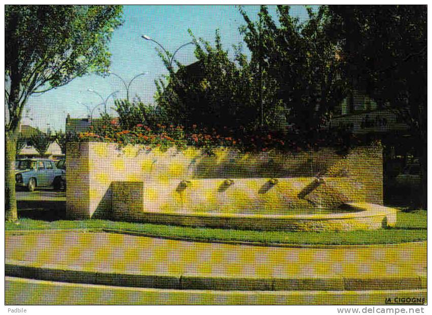 Carte Postale 80. Doullens La Fontaine Place Thélu Trés Beau Plan - Doullens