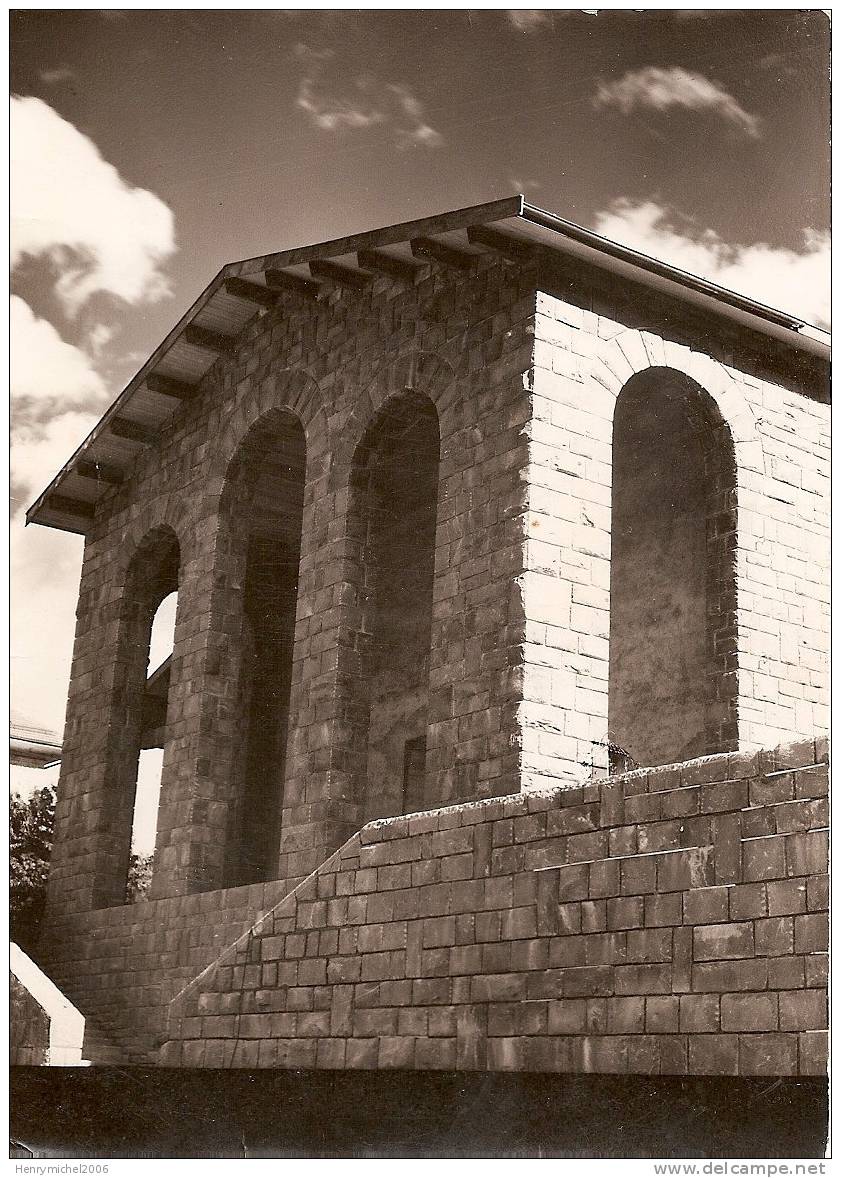 église De Modane ( Savoie) Consacrée Le 3/10/1954 Aprés Avoir été Détruite Le 17/09/1943 Guerre, Photo De Leger St Jean - Modane