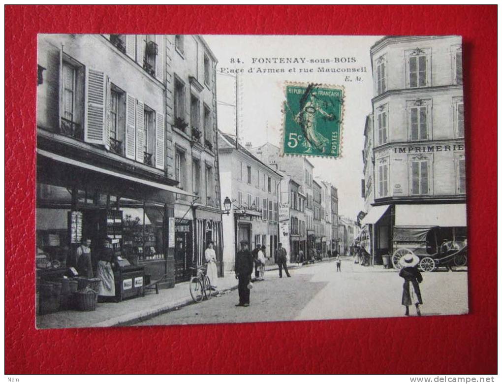 94 - FONTENAY SOUS BOIS - PLACE D'ARMES ET RUE MAUCONSEIL - MARCHAND VENDEUR DE CARTES POSTALES..... - Fontenay Sous Bois