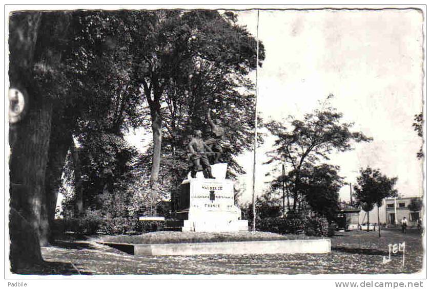 Carte Postale 59. Maubeuge   Le Square Du Monument Trés Beau Plan - Maubeuge