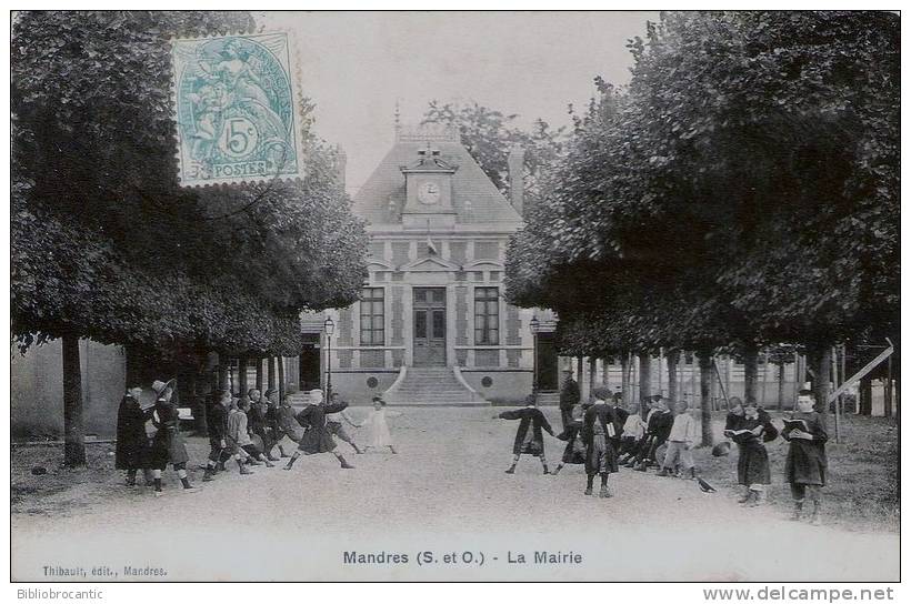 D94 - MANDRES - VUE ANIMEE DE LA MAIRIE - Mandres Les Roses