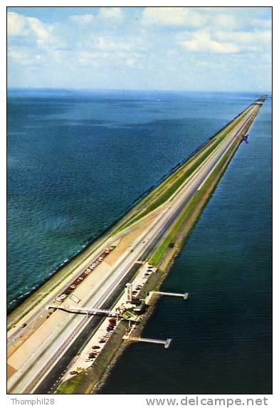 Afsluitdijk Met Monument In Vogelvlucht - - Den Oever (& Afsluitdijk)