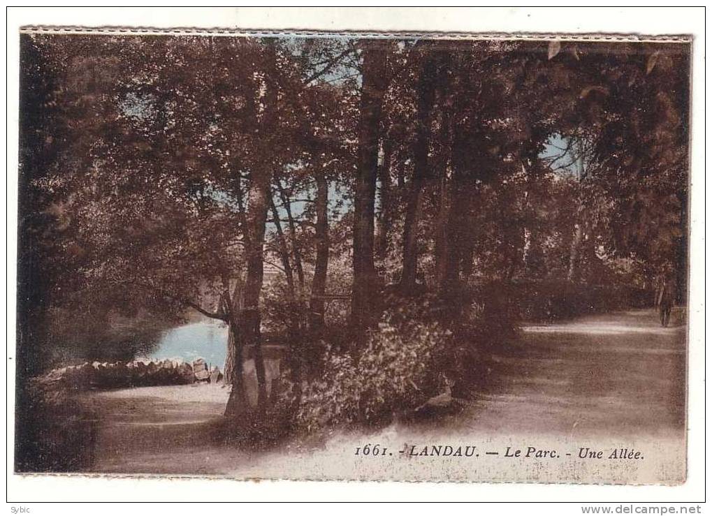 LANDAU - Le Parc - Une Allée - Landau