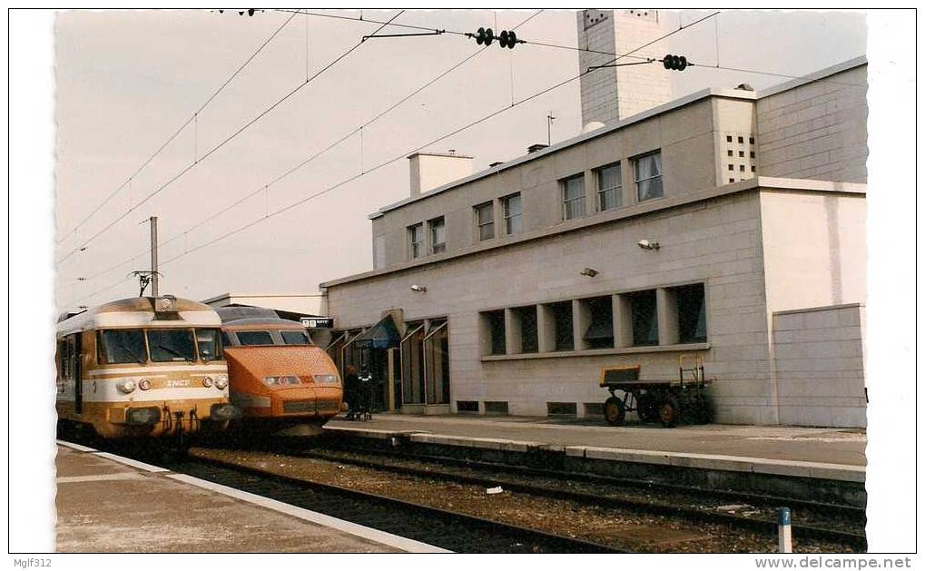 TRAIN : Gare De BEZANCON (25) Turbo Express Et TGV - Gares - Avec Trains