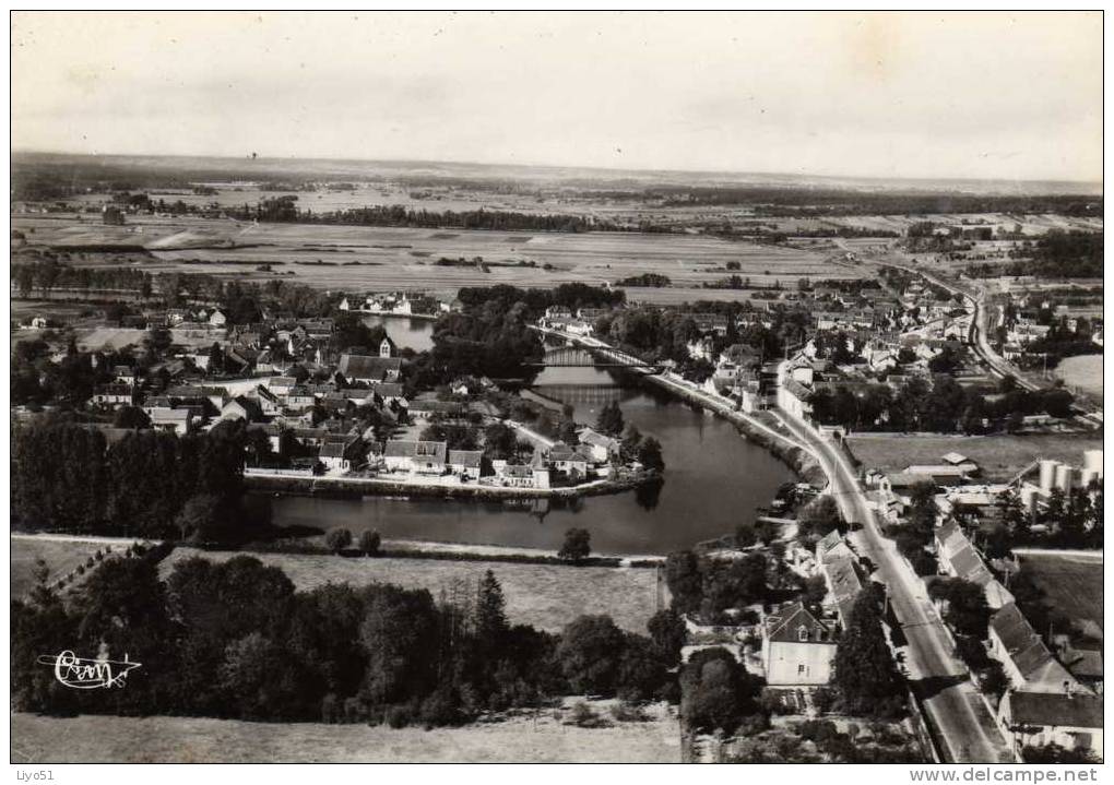 Moneteau   Yonne Au Centre Du Pays     Gde Dentelée  N&b - 2 Petites Pointes De Rousseur Au Verso - Moneteau