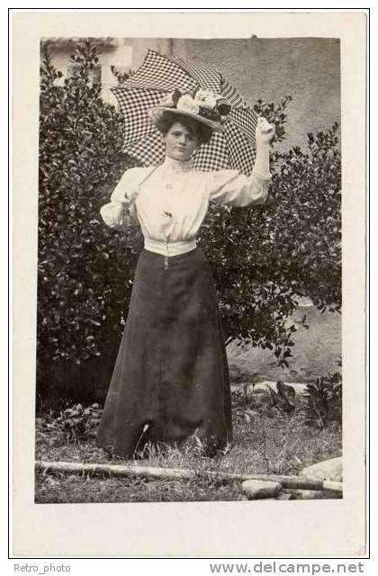 Carte-Photo, Femme En Robe & Ombrelle ( Monge-Guyon, Crest )(C-PH) - Silhouettes