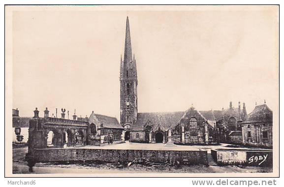 FINISTERE.SIZUN.L ARC DE TRIOMPHE L OSSUAIRE ET L EGLISE - Sizun