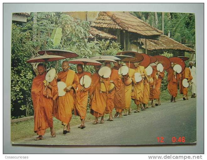 9350 ARI LANKA CEYLON  BUDDHIST MONKS     POSTCARD   YEARS  1980  OTHERS IN MY STORE - Buddismo