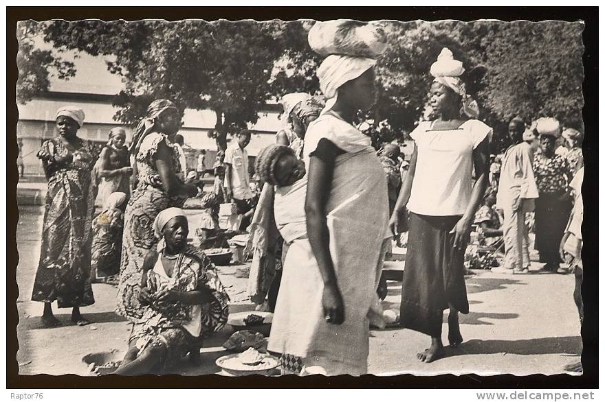 CPSM  Animée Centrafricaine Oubangui-Chari  BANGUI  A. E. F.  Au Marché - Centrafricaine (République)