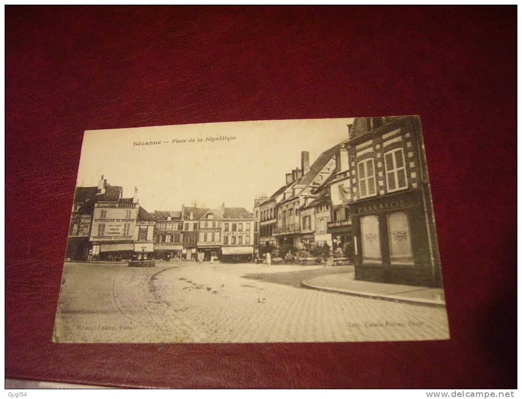 SUPERBE CPA  1915  SEZANNE PLACE DE LA REPUBLIQUE SPECIALITE DE POMPES BAZAR UNIVERSEL EPICERIE CORDON  CAFE DE PARIS P - Winkels