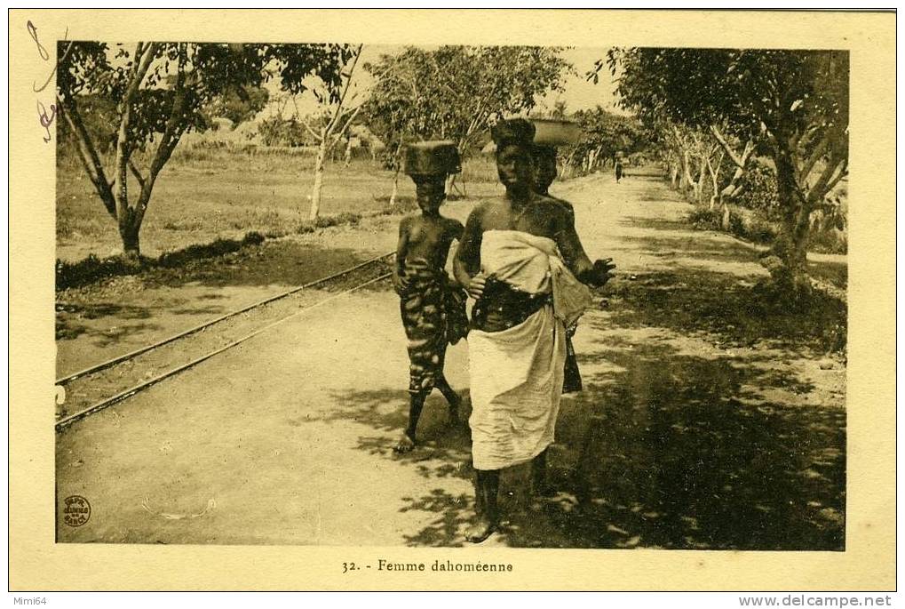 DAHOMEY.COTONOU . FEMME DAHOMEENNE . - Dahomey