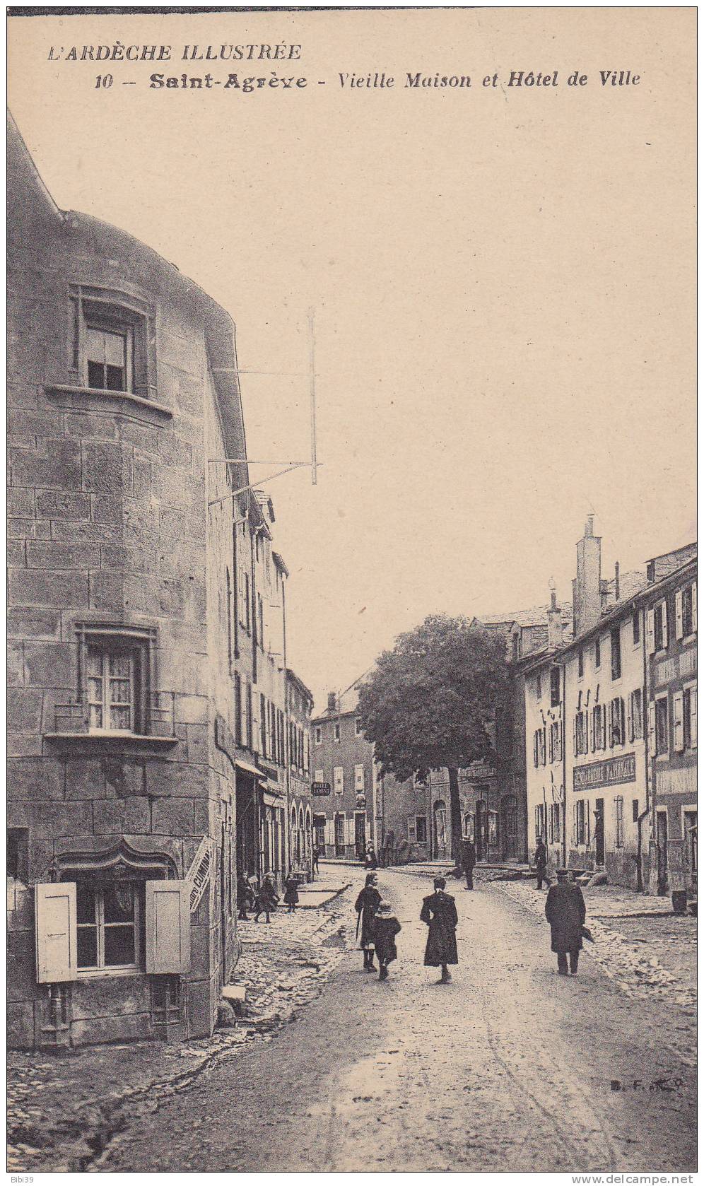 SAINT-AGREVE.  _  Vieille Maison Et Hotel De Ville. Bien Animée : Groupe D'enfants, Anciens Magasins, Homme En Uniforme, - Saint Agrève