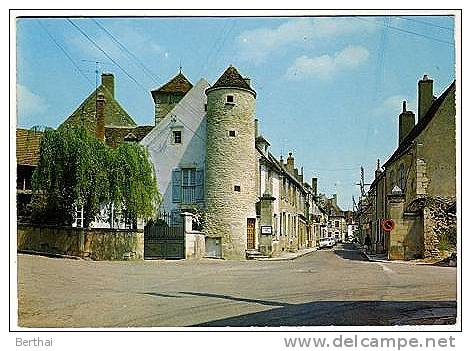 CPM 58 TANNAY - Vieille Tour Et La Rue Th. De Beze - Tannay