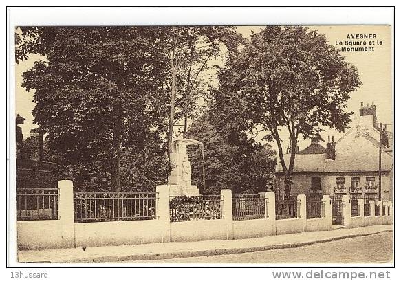 Carte Postale Ancienne Avesnes Sur Helpe - Le Square Et Le Monument Aux Morts - Avesnes Sur Helpe