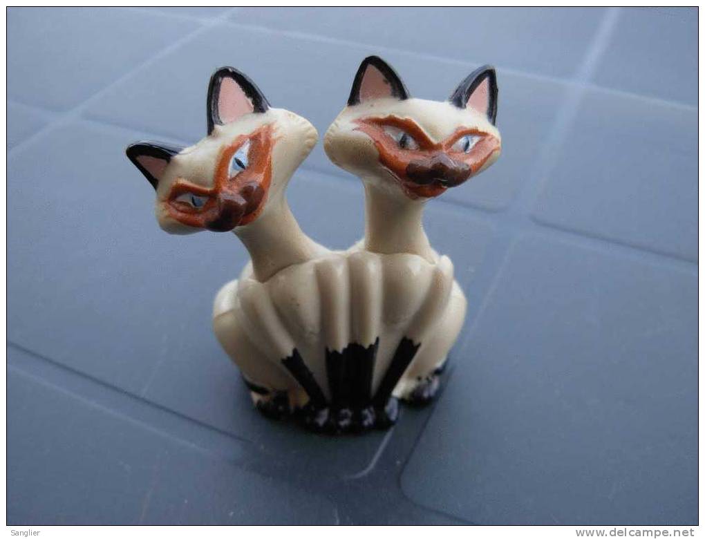 CHATS MATIETRE PLASTIQUE - TETES MOBILES DE DROITE A GAUCHE  (DISNEY . VIETNAM) - Katten