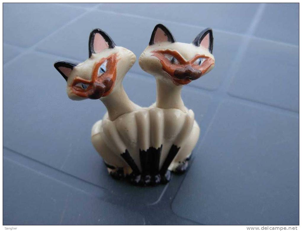 CHATS MATIETRE PLASTIQUE - TETES MOBILES DE DROITE A GAUCHE  (DISNEY . VIETNAM) - Cats