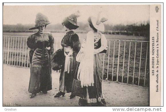 LES MODES NOUVELLES SORTIE OFFICIELLE DE LA JUPE CULOTTE A LA REUNION D´AUTEUIL (TROIS FEMMES DISCUTANT) - Mode