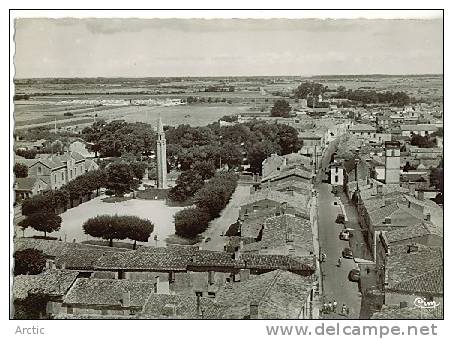 Ile D´oléron St Pierre Place Du Marché Ancien Cimetière  Et La Lanterne Des Morts - Ile D'Oléron