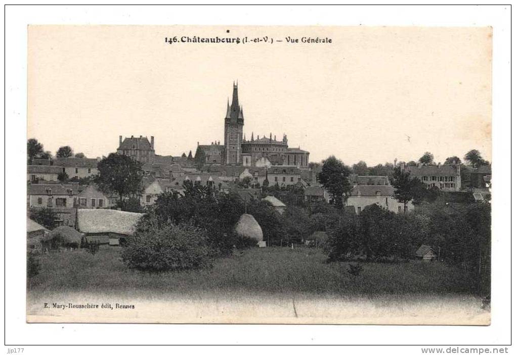 35 Chateaubourg Entre Rennes Et Vitré Vue Sur Le Bourg Centrée Sur Eglise Saint Pierre Edit Mary Rousseliere - Autres & Non Classés