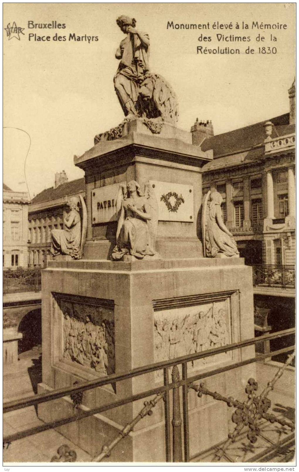 BRUXELLES (Brüssel) Place Des Martyrs - Monument Eleve A La Memoire Des Victimes De La Revolution De 1830 - Marktpleinen, Pleinen