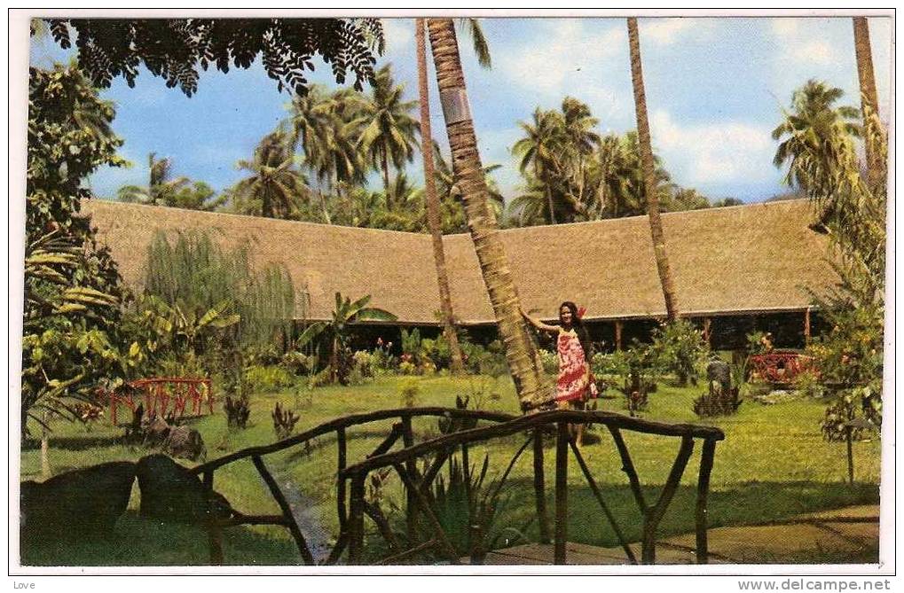 POLYNESIE, TAHITI: BELLE VUE ANIMEE SUR L'HOTEL TAAONE AU BORD DU LAGON - French Polynesia