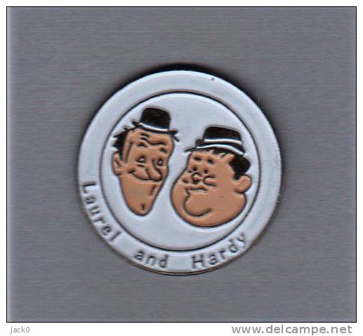 Pin´s  Rond  Cinéma,Personnes  Célèbres  Laurel  And  Hardy  Fond  Blanc - Personaggi Celebri