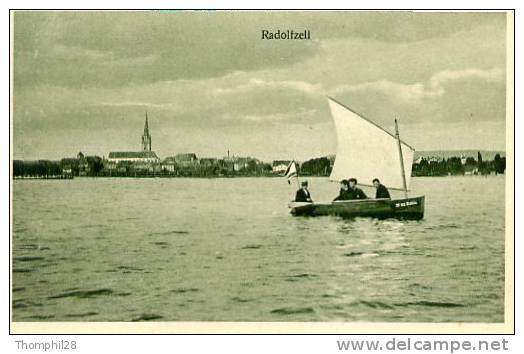 RADOLFZELL  (Bodensee) -  4 Hommes Sur Un Petit Voilier Au 1er Plan Sur Le Lac - TBE, Carte Petit Format Neuve, 2 Scans - Radolfzell