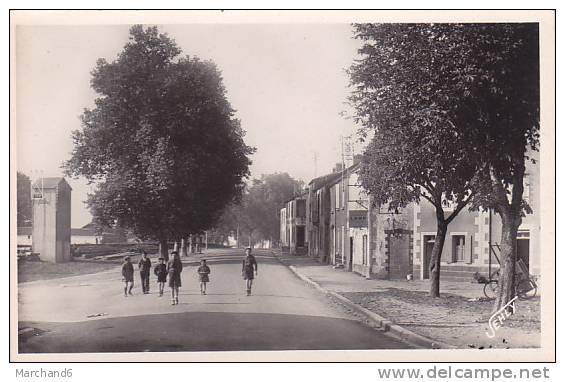 85 MONTAIGU.ENTREE DE LA ROUTE DE CHOLET  Editeur Poupin - Montaigu