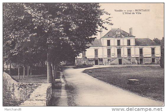 85 MONTAIGU.L HOTEL DE VILLE  Editeur Poupin  Trace D Humidité A Droite état - Montaigu