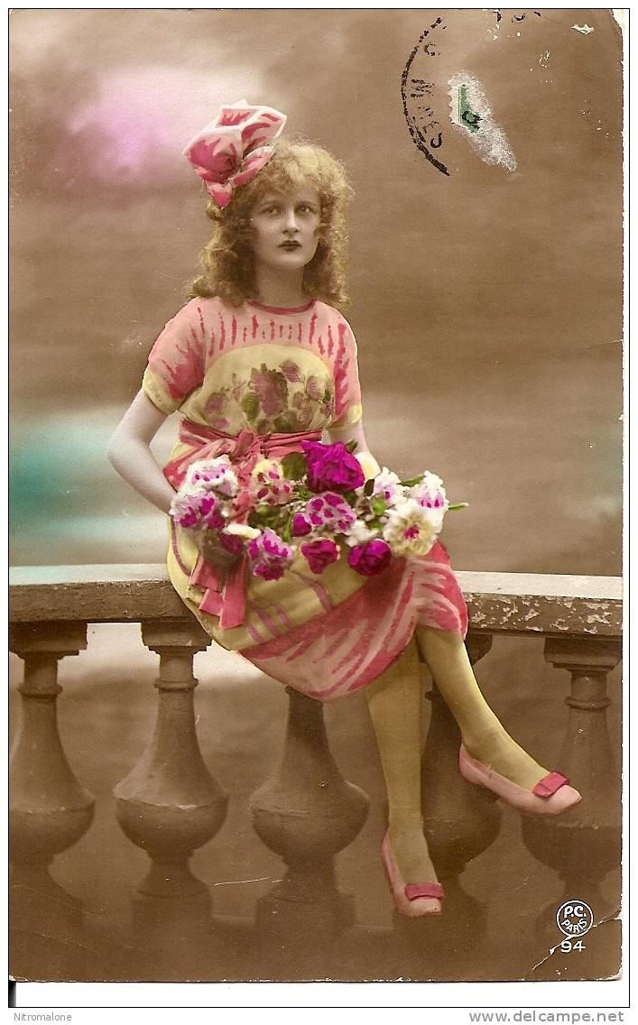 CPA -  Femme  Avec Bouquet De Fleurs - - Frauen