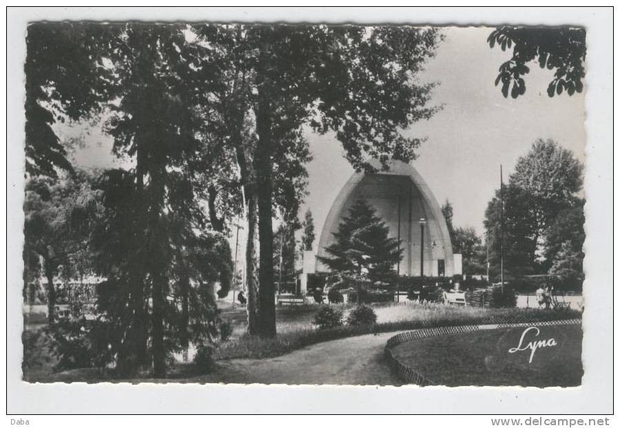 Nanterre.  3. Jardin De L'Hôtel De Ville. - Nanterre