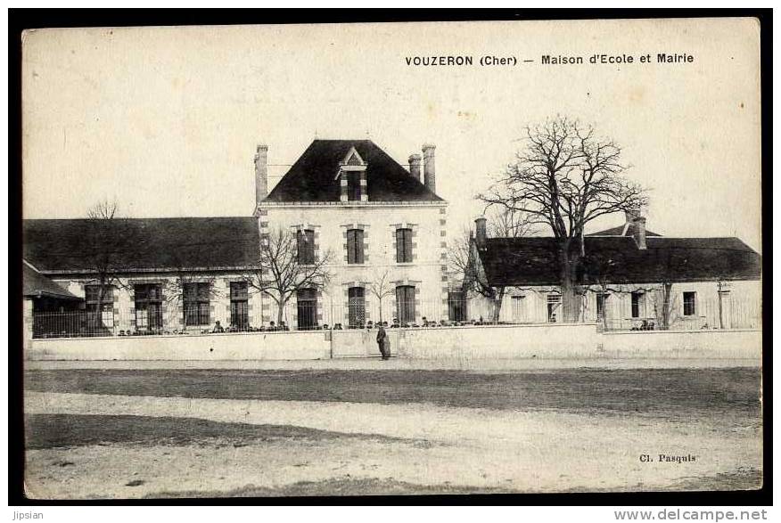 Cpa Du 18  Vouzeron Maison D' Ecole Et Mairie    A24 - Vouzeron