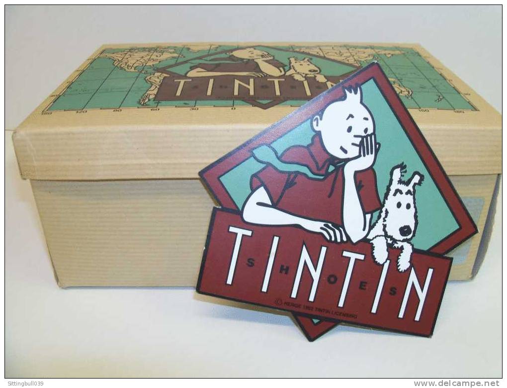 TINTIN. BOÎTE A CHAUSSURES PUB DISTRIBUEE PAR CHAUSSLAND AVEC TINTIN ET MILOU. Hergé 1992. Tintin Licensing. TRES RARE ! - Objets Publicitaires