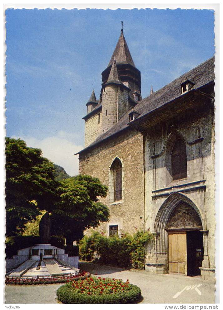 Près Bagnères--CAMPAN--L'église Et Le Monument Aux Morts, Cpsm Gd Format N° 3361  éd Jove - Campan