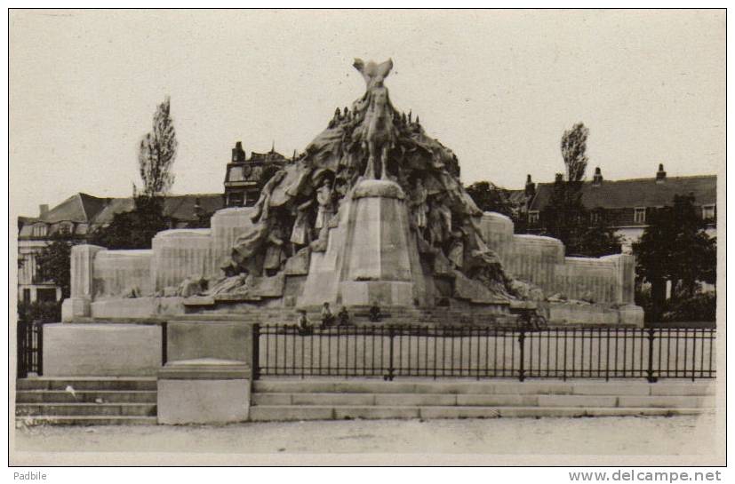 Carte Postale 59 - Tourcoing - Monument Aux Morts Trés Beau Plan - Tourcoing