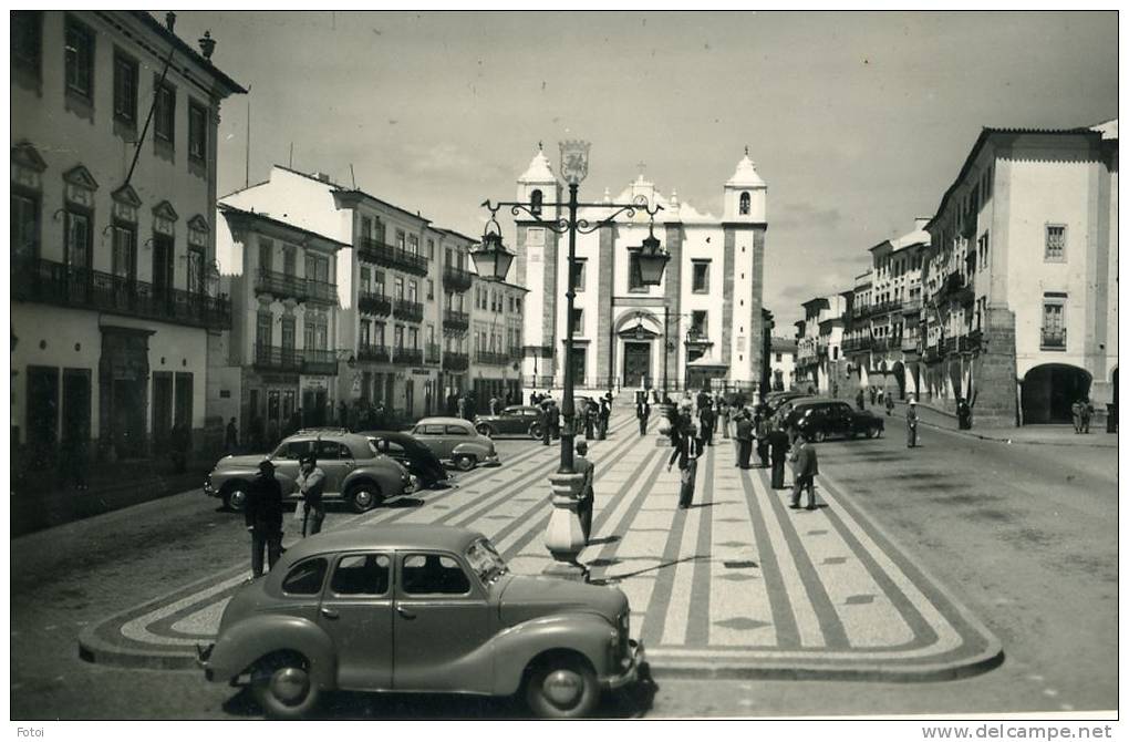 REAL PHOTO POSTCARD PRAÇA GERALDO EVORA ALENTEJO PORTUGAL CARTE POSTALE CARS AUSTIN MORRIS OPEL - Evora