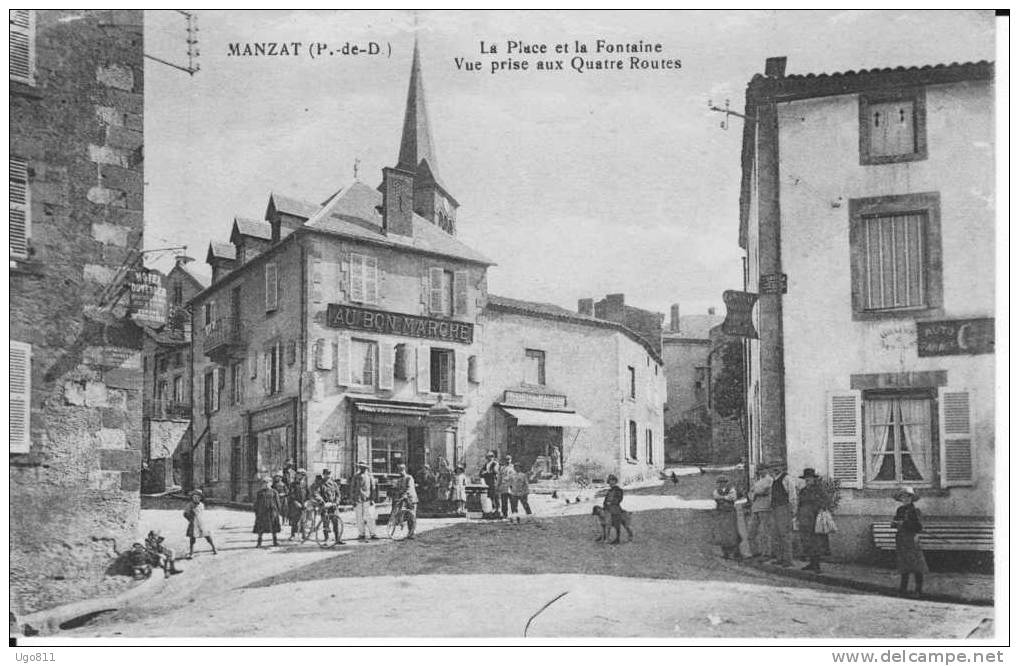 MANZAT  (P.-de-D.)   -    La Place Et La Fontaine  -  Vue Prise Aux Quatre Routes - Manzat